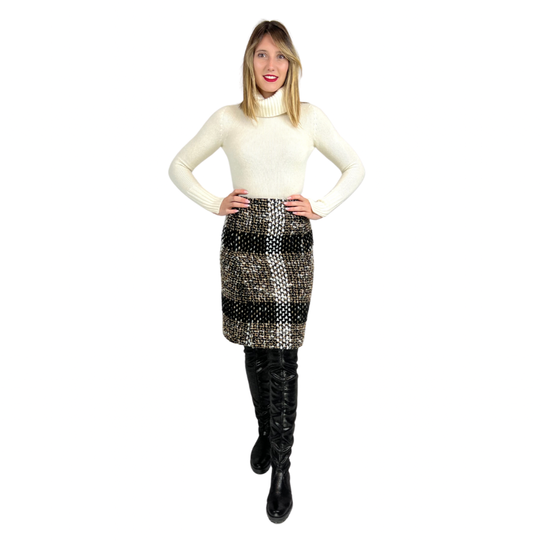 Gonna longuette in lana grossa nera, beige e bianca.  Modello svasato, chiusura con bottone a scomparsa.