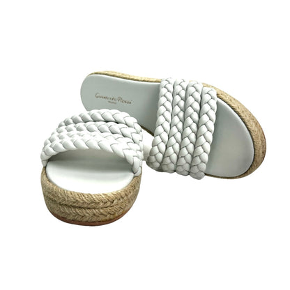 Marbella è una mule dalla punta arrotondata, realizzata in pelle di altissima qualità. La fascia frontale è caratterizzata da quattro cinturini in pelle finemente intrecciata. La suola in corda ne completa il design. Fatto a mano in Italia. Da Boutique Pelfini la puoi trovare nella misura 37.5 nuova mia indossata  Di Linea