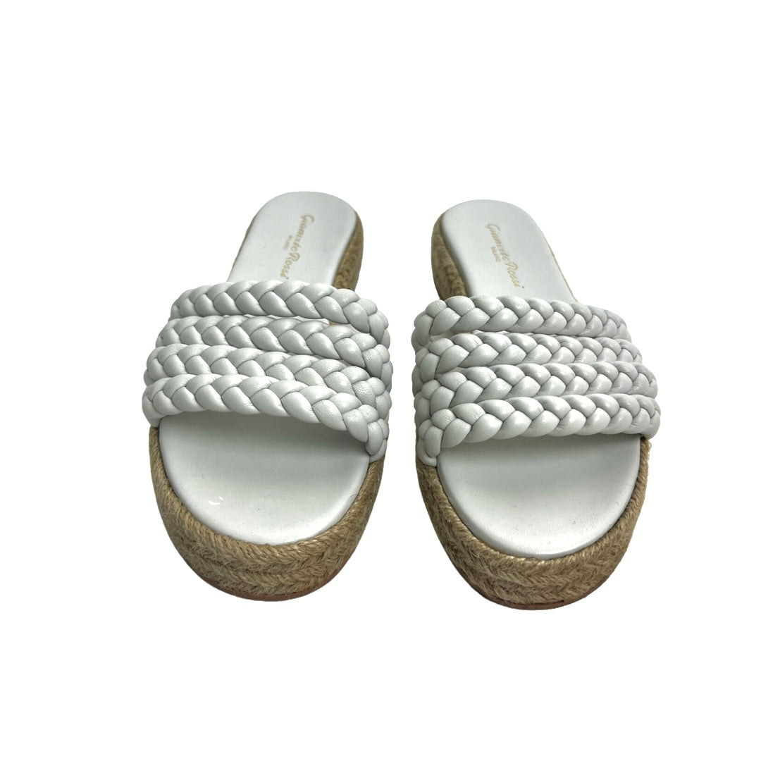 Marbella è una mule dalla punta arrotondata, realizzata in pelle di altissima qualità. La fascia frontale è caratterizzata da quattro cinturini in pelle finemente intrecciata. La suola in corda ne completa il design. Fatto a mano in Italia. Da Boutique Pelfini la puoi trovare nella misura 37.5 nuova mia indossata  Di Linea