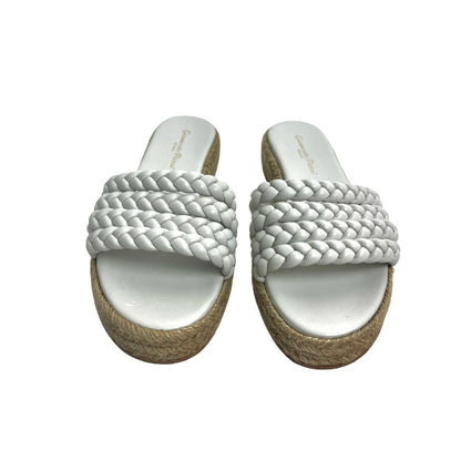 Marbella è una mule dalla punta arrotondata, realizzata in pelle di altissima qualità. La fascia frontale è caratterizzata da quattro cinturini in pelle finemente intrecciata. La suola in corda ne completa il design. Fatto a mano in Italia. Da Boutique Pelfini la puoi trovare nella misura 37.5 nuova mia indossata  Di Linea
