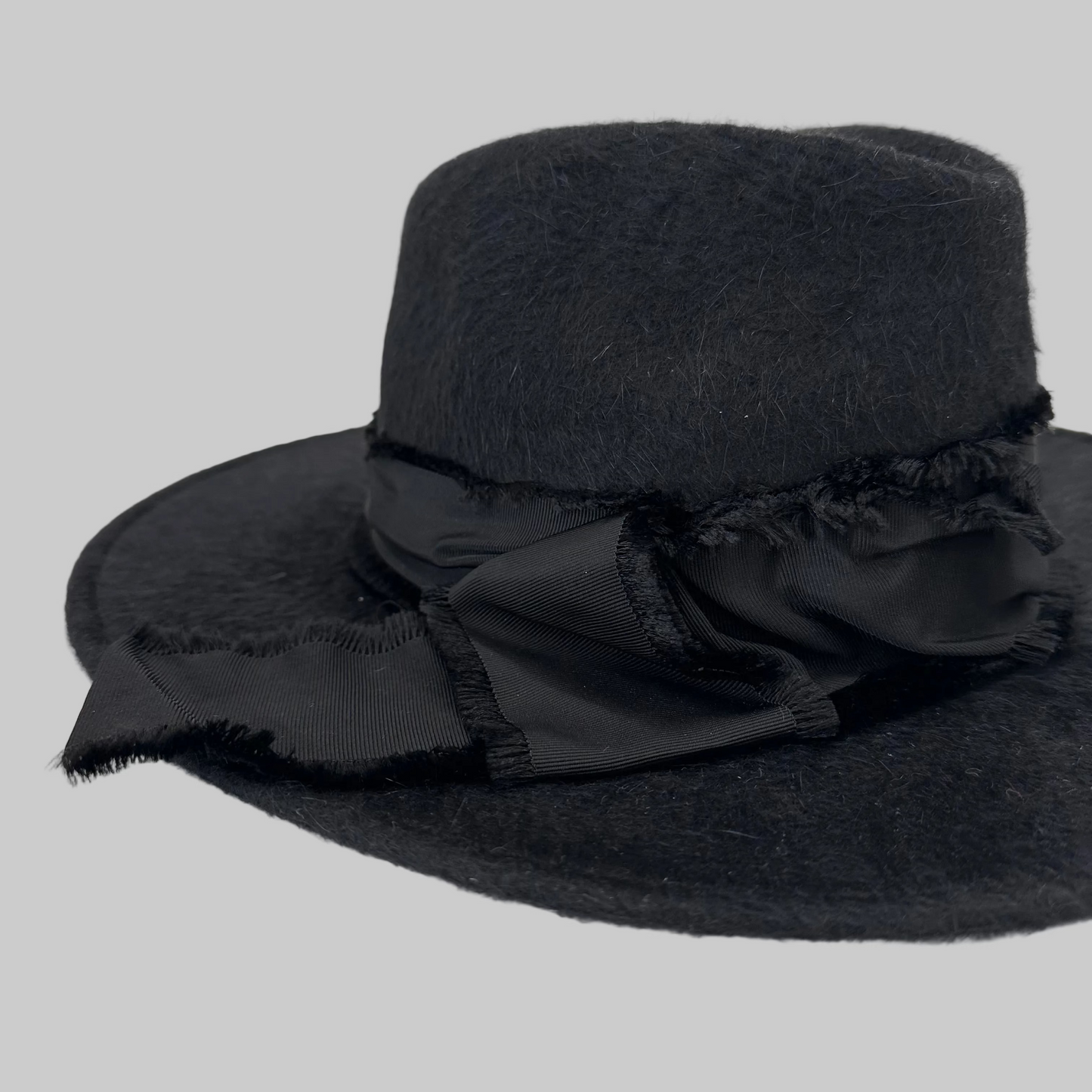 GIORGIO ARMANI Cappello nero in pelo di coniglio con bordo alzata in canneté nero