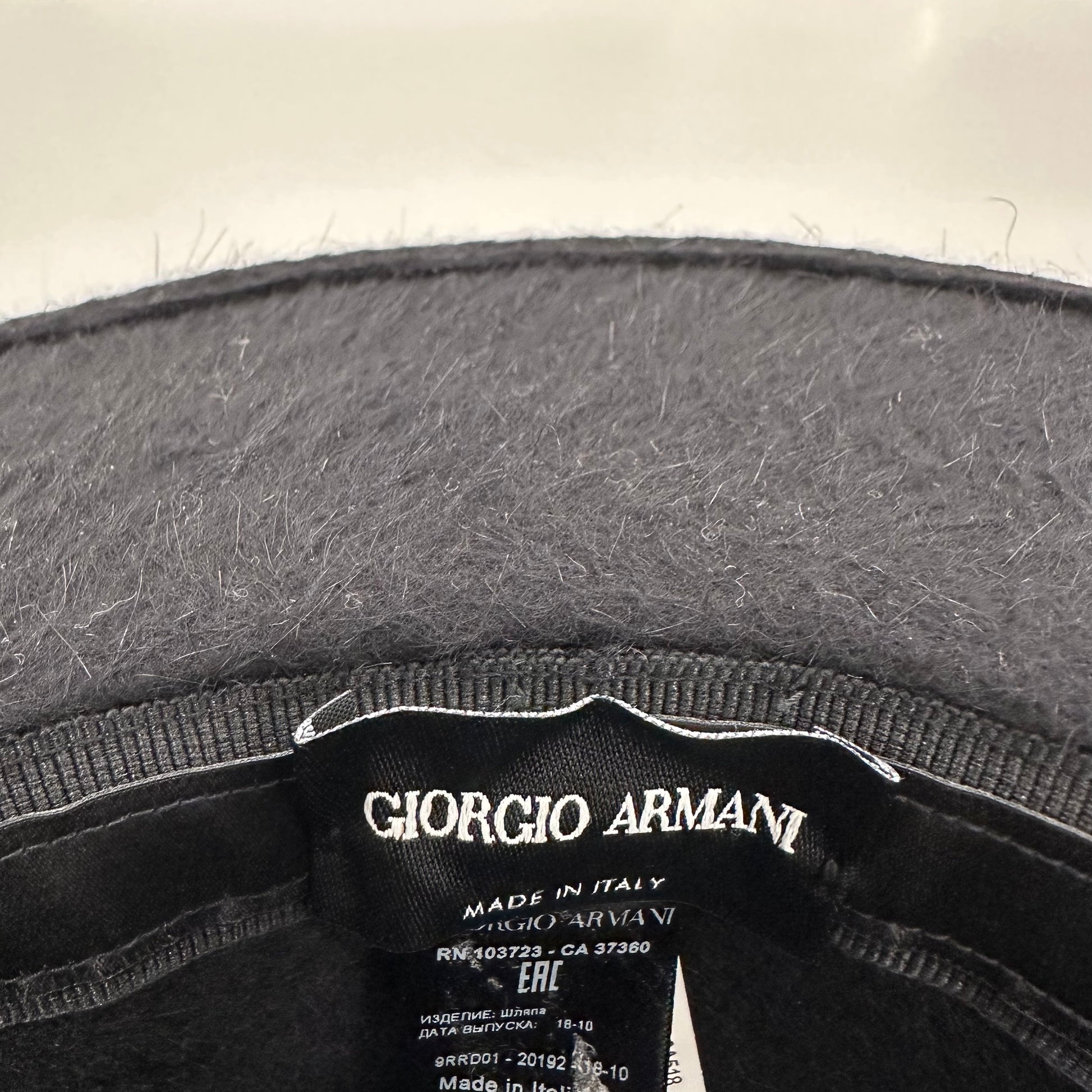GIORGIO ARMANI Cappello nero in pelo di coniglio con bordo alzata in canneté nero