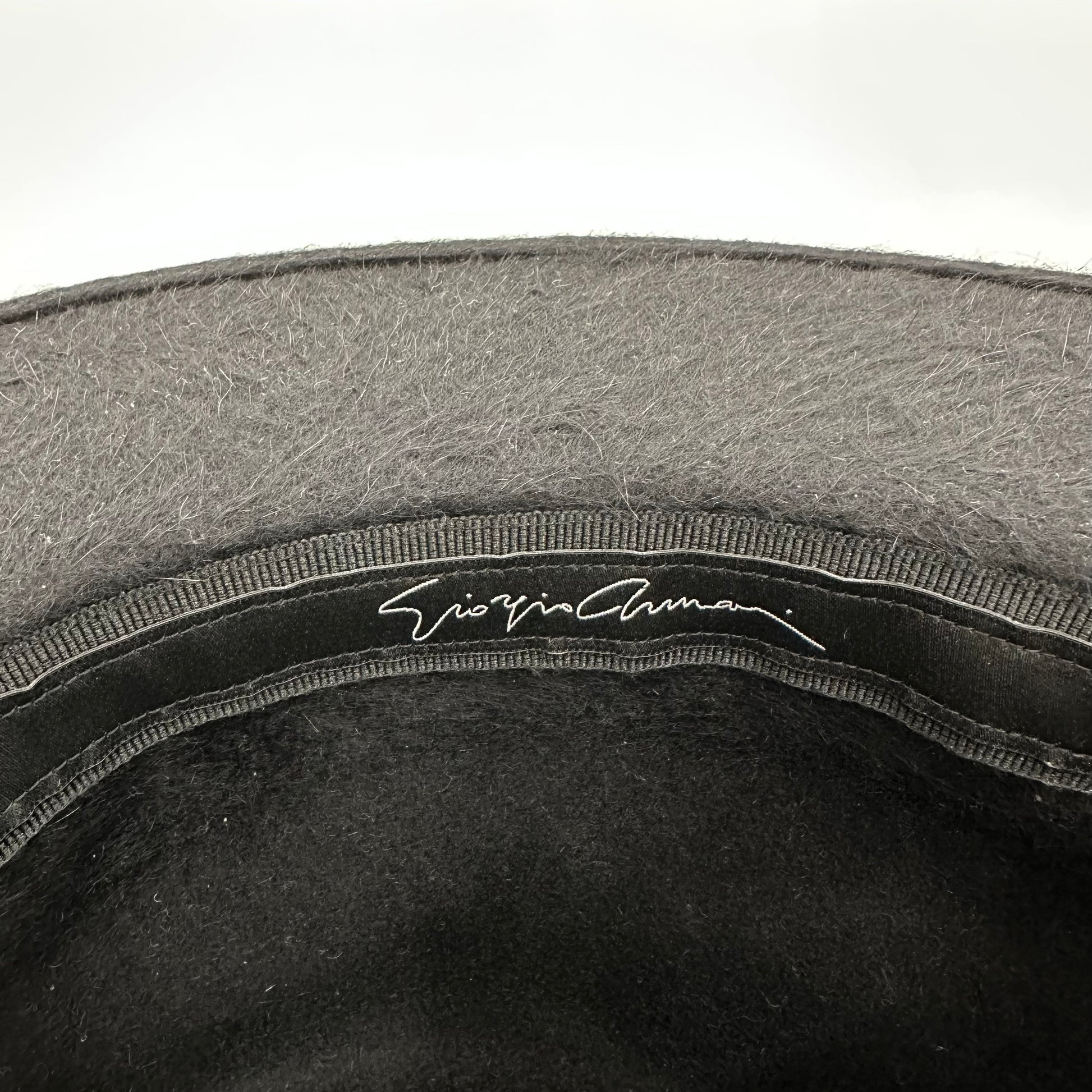 GIORGIO ARMANI Cappello nero in pelo di coniglio con bordo alzata in canneté nero