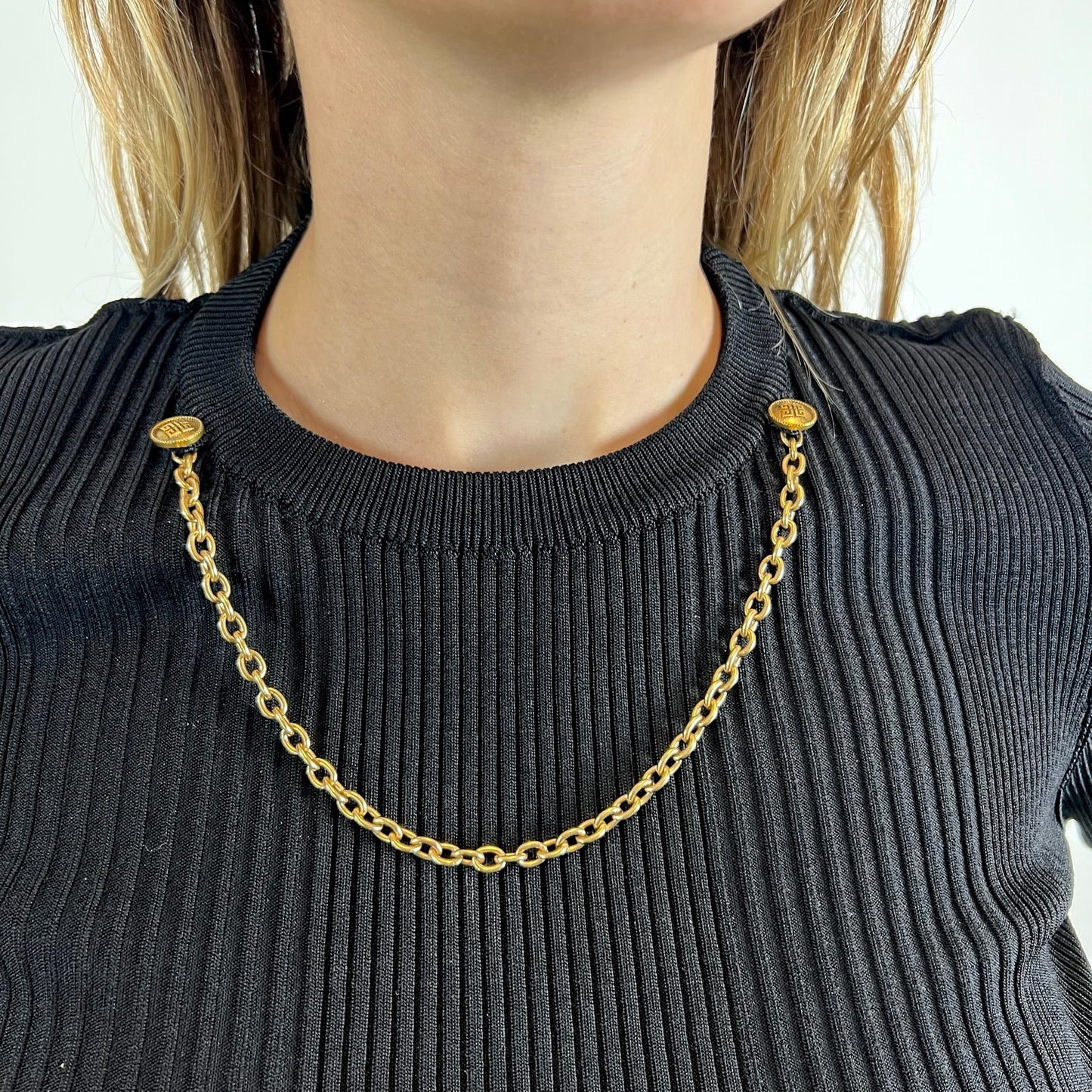 GIVENCHY Maglia a costine con catena oro