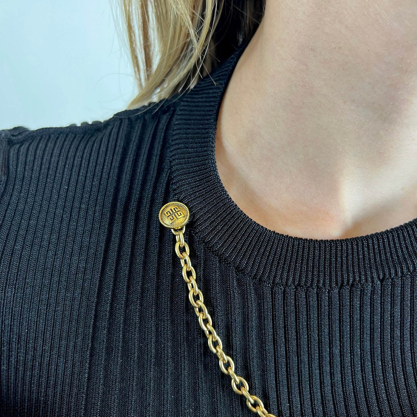 GIVENCHY Maglia a costine con catena oro