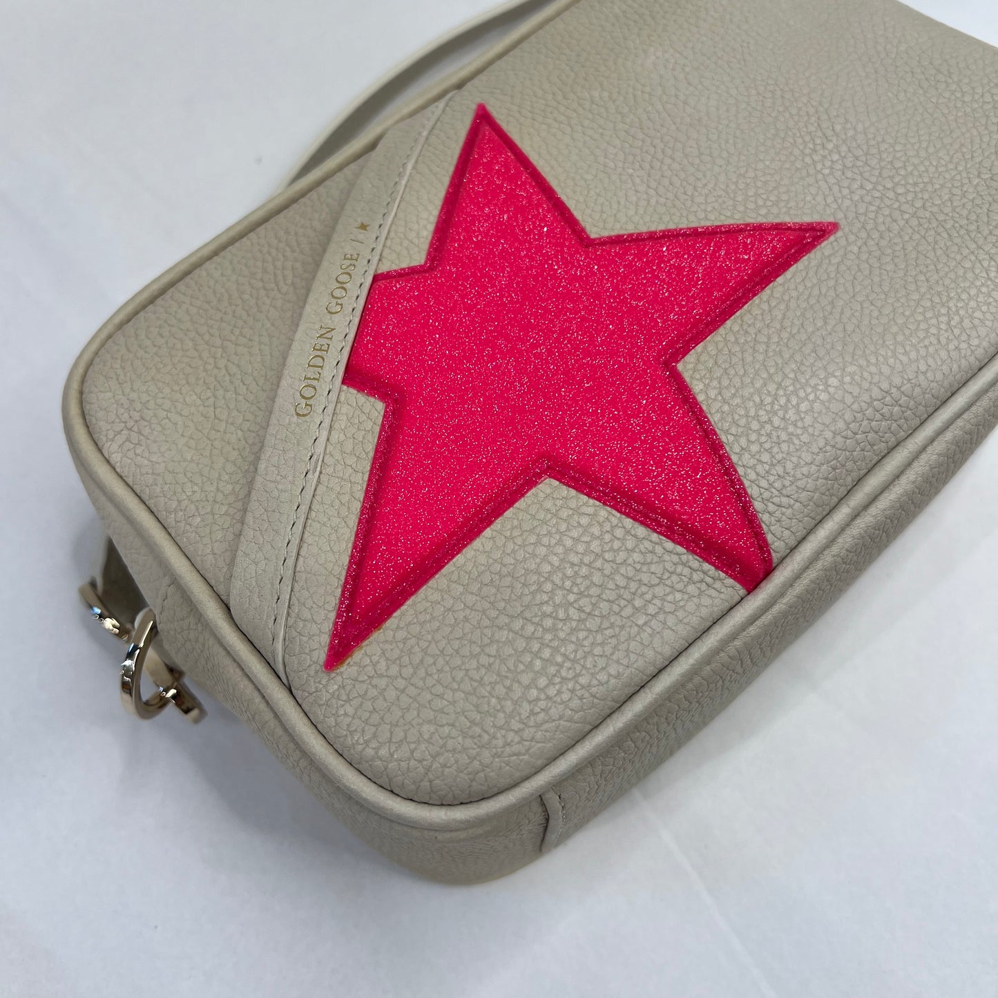 GOLDEN GOOSE Borsa in pelle bianca con stella e charm