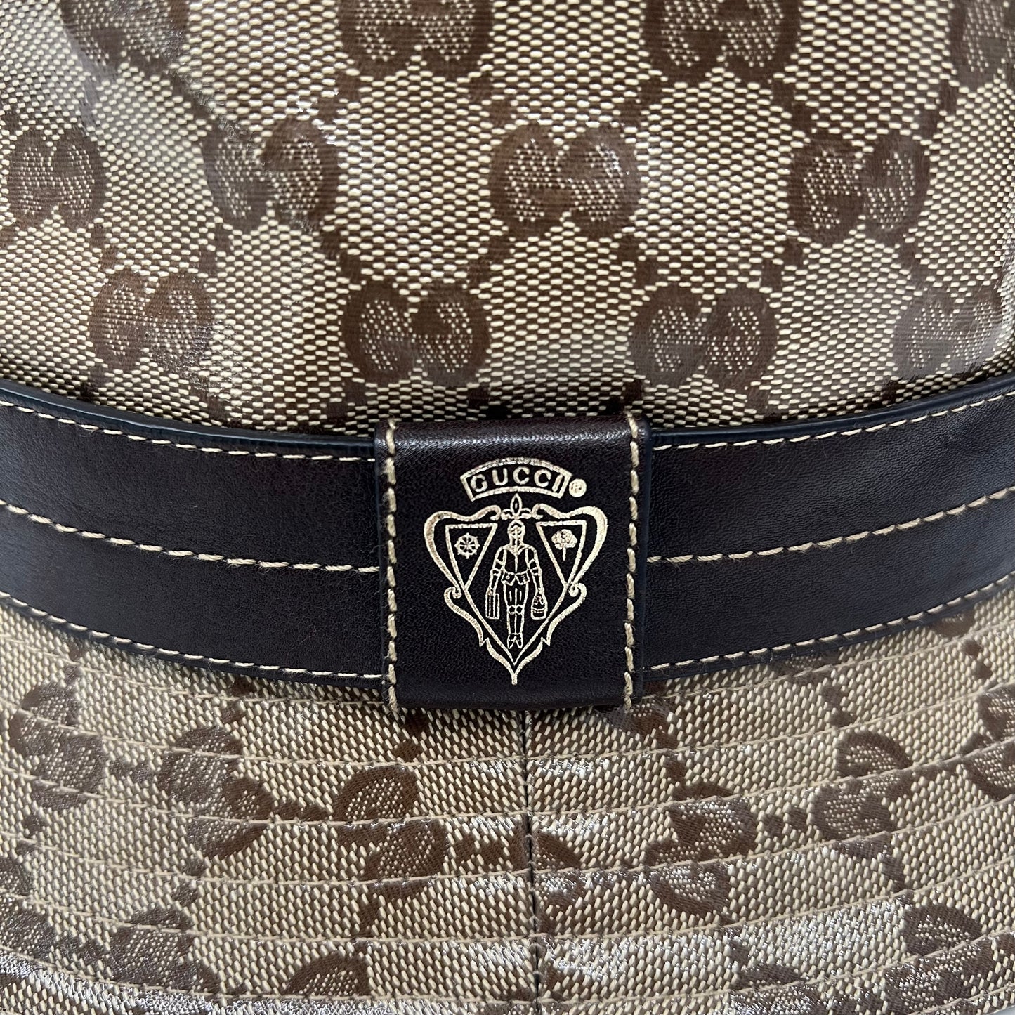 GUCCI Cappello da pescatore in tela cerata GG beige