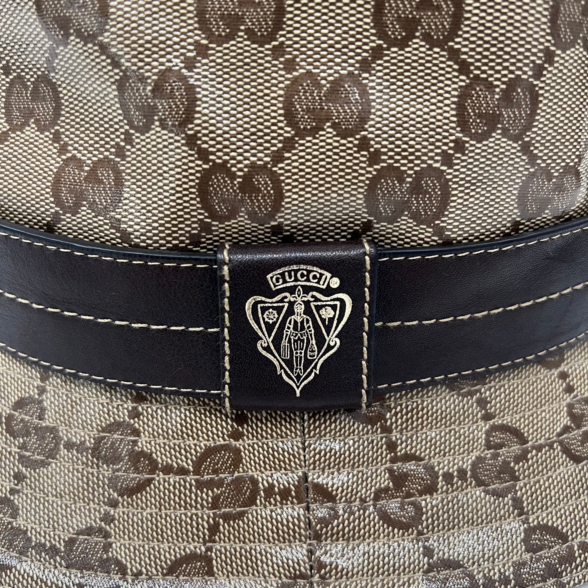 GUCCI Cappello da pescatore in tela cerata GG beige