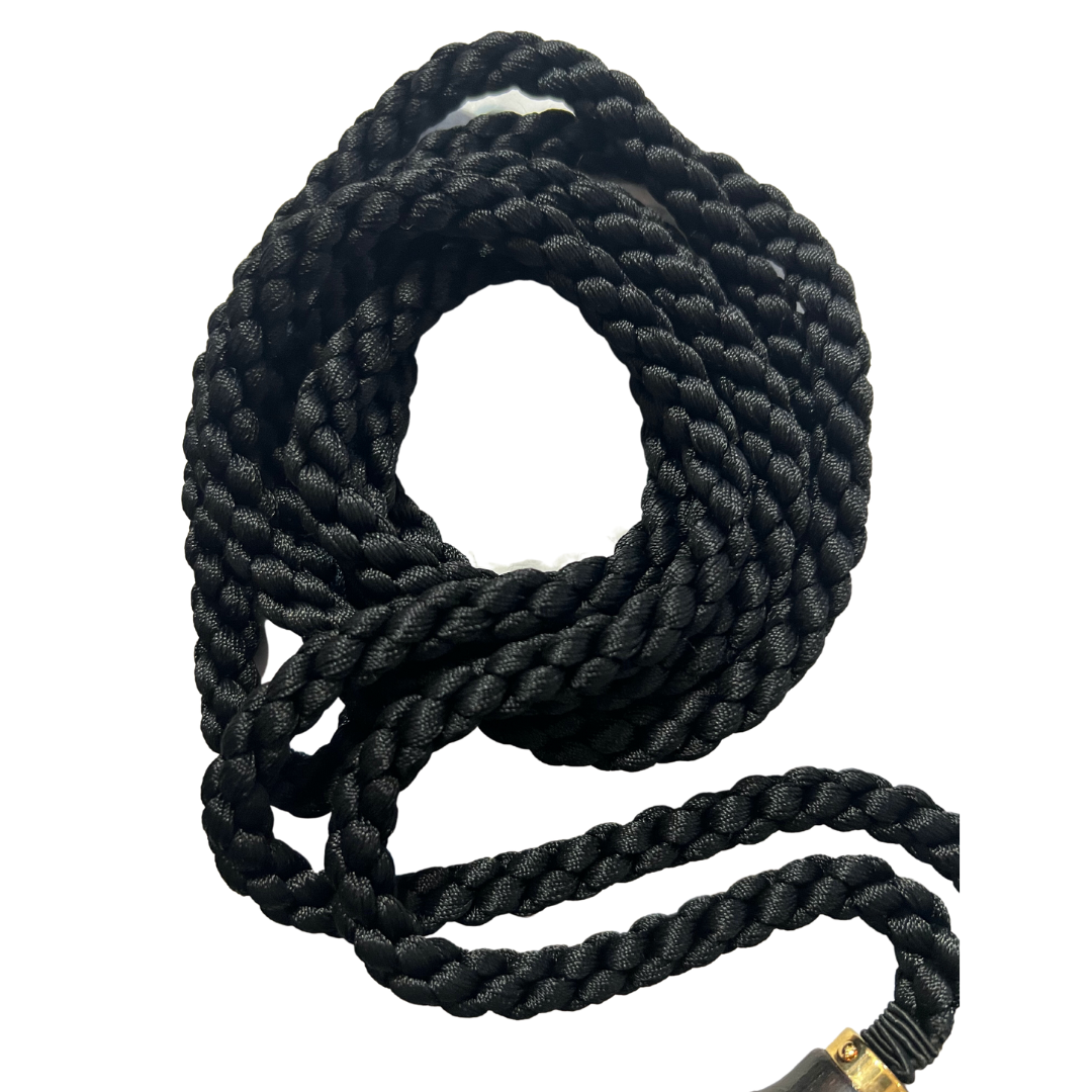 Cintura cordone nero con bamboo finale legno a bordatura metallica oro con nappe finali.