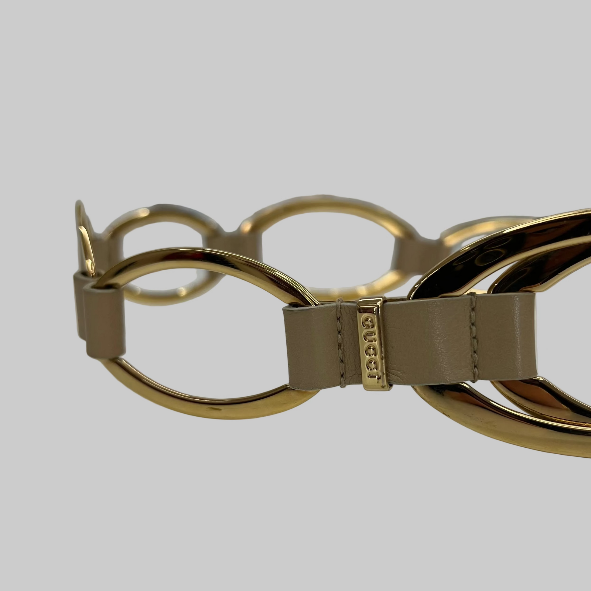 GUCCI Cintura a catena ovali dorati con inserti di pelle beige