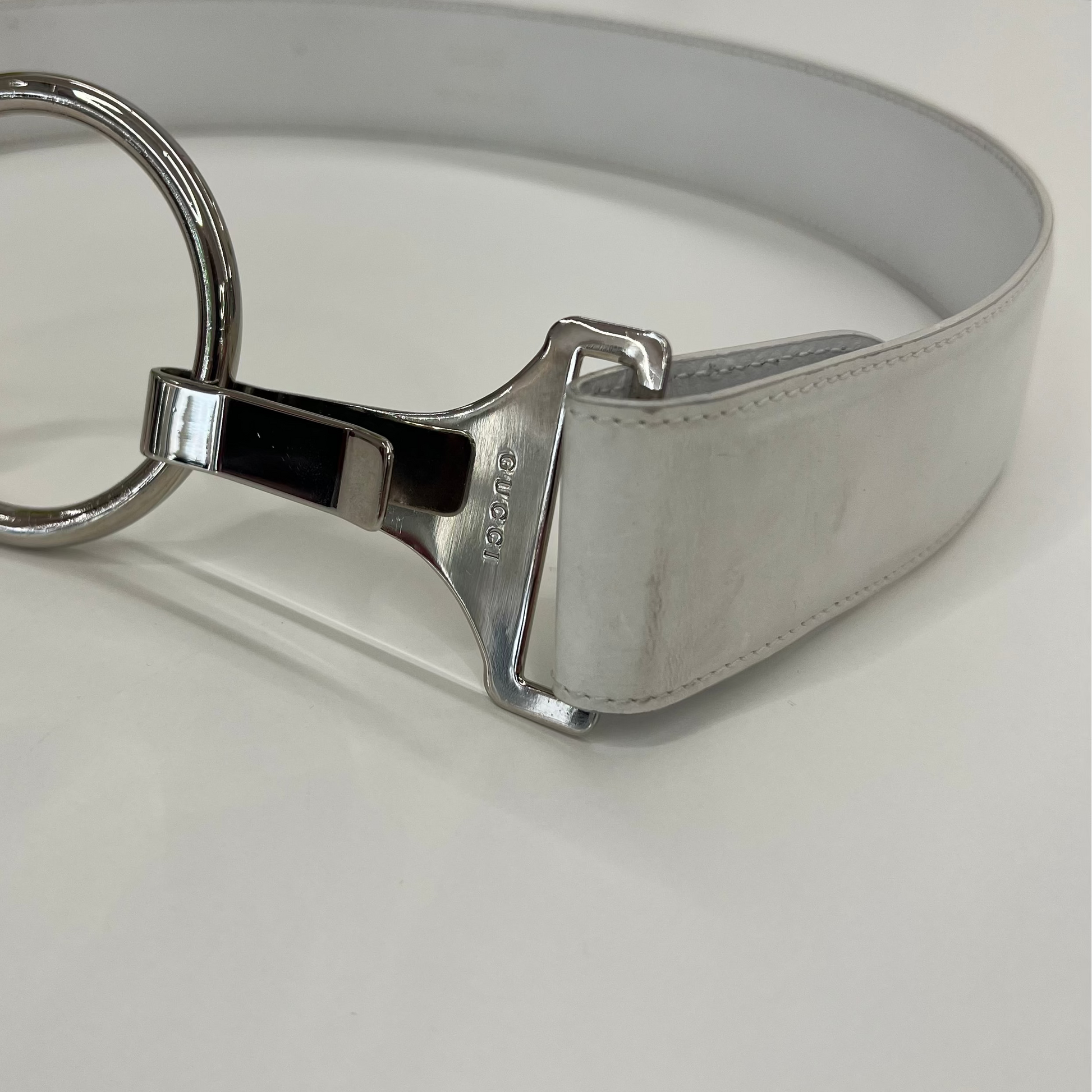 GUCCI Cintura in pelle bianca liscia con fibbia argento