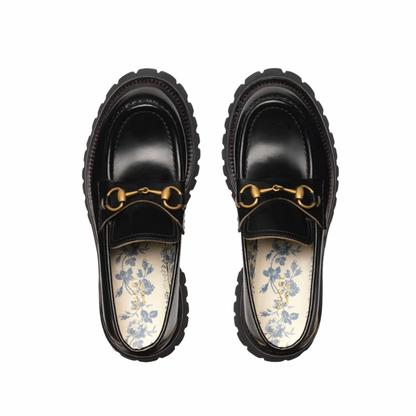 Mocassino Horsebit con suola a cararmato con fodera blu con stampa a boccioli di rosa sulla soletta. Un pilastro della storia di Gucci dagli anni '50, il classico mocassino Horsebit collega il passato al presente. Un omaggio al patrimonio della Casa radicato nel mondo equestre, la forma emblematica è rielaborata in una forma contemporanea su una suola di gomma.