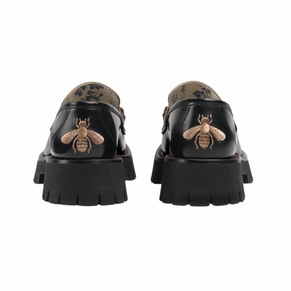 Mocassino Horsebit con suola a cararmato con fodera blu con stampa a boccioli di rosa sulla soletta. Un pilastro della storia di Gucci dagli anni '50, il classico mocassino Horsebit collega il passato al presente. Un omaggio al patrimonio della Casa radicato nel mondo equestre, la forma emblematica è rielaborata in una forma contemporanea su una suola di gomma.