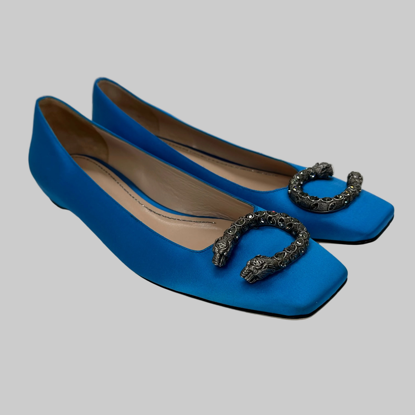 GUCCI Scarpa ballerina "Dionysus" in raso azzurro con fibbia 2 teste drago