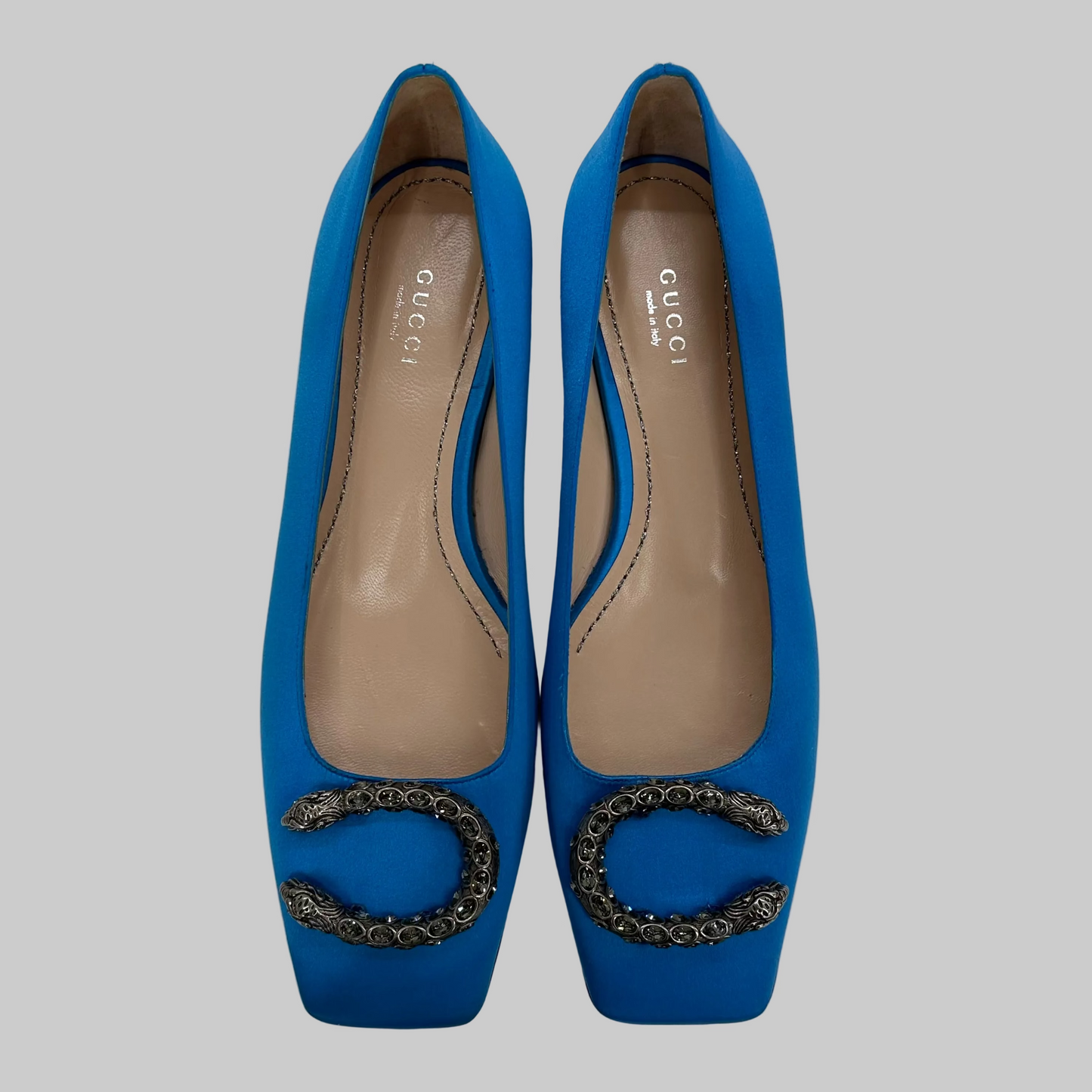 GUCCI Scarpa ballerina "Dionysus" in raso azzurro con fibbia 2 teste drago