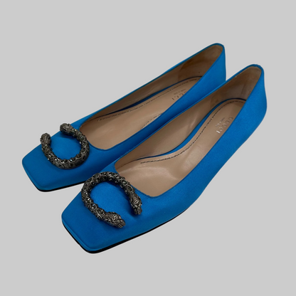 GUCCI Scarpa ballerina "Dionysus" in raso azzurro con fibbia 2 teste drago