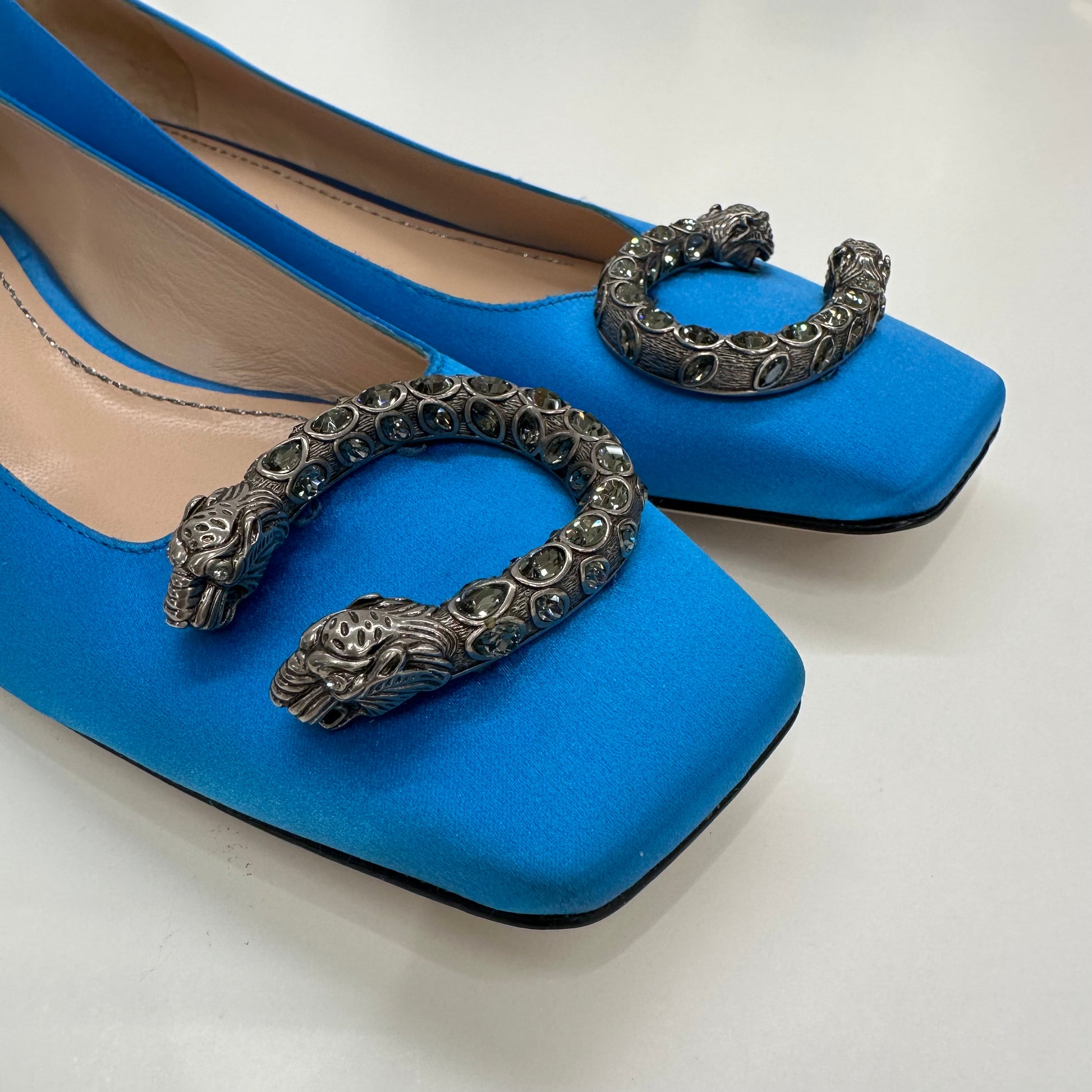 GUCCI Scarpa ballerina "Dionysus" in raso azzurro con fibbia 2 teste drago