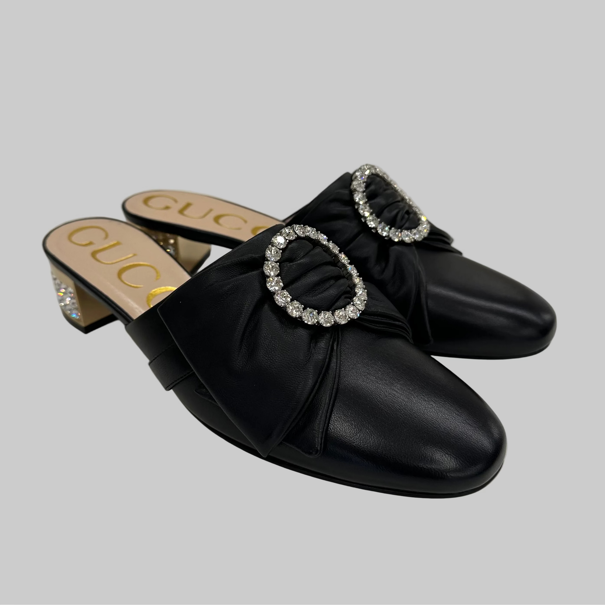 GUCCI Scarpa sabot "Candy Crystal Mule" in pelle nera con fiocco e strass