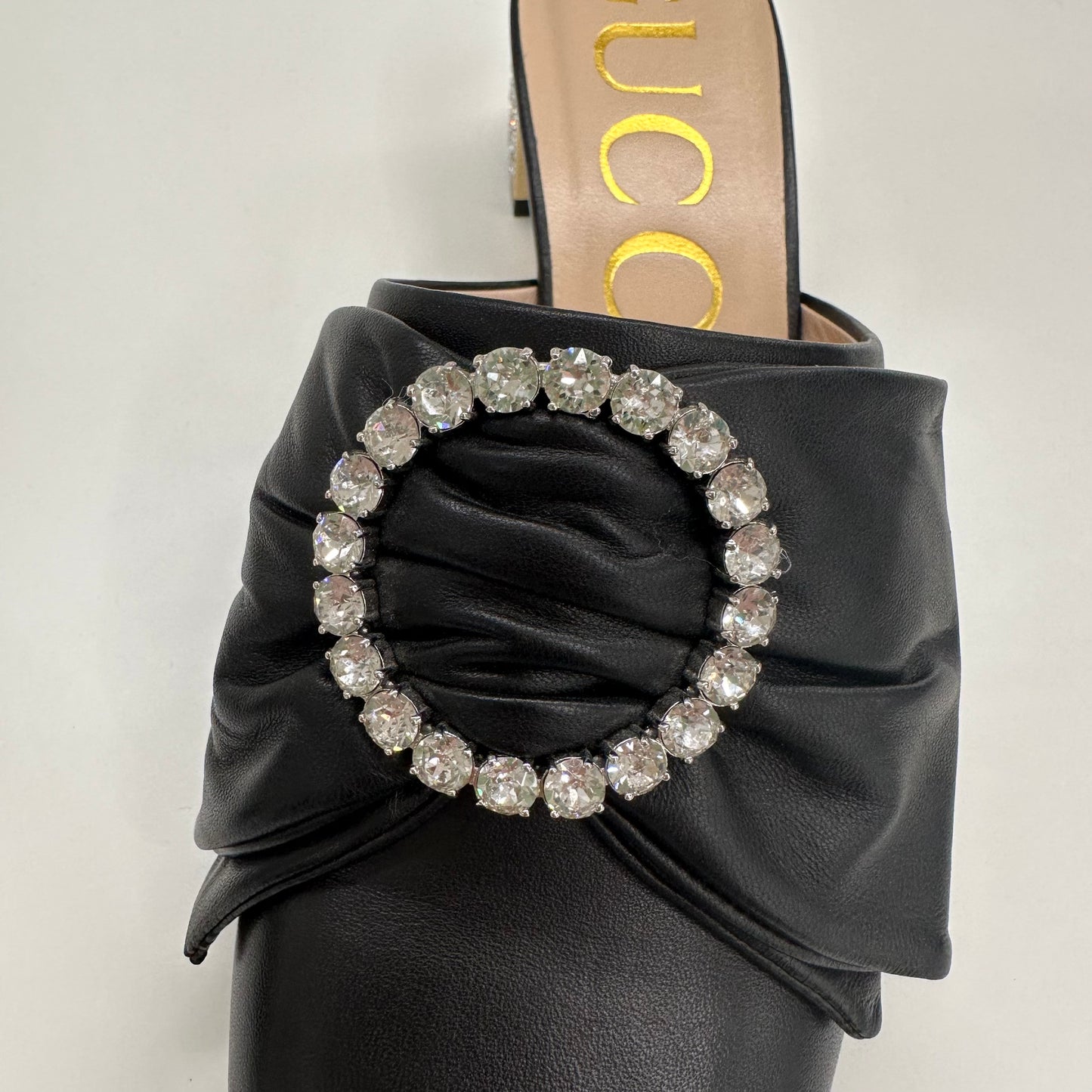 GUCCI Scarpa sabot "Candy Crystal Mule" in pelle nera con fiocco e strass