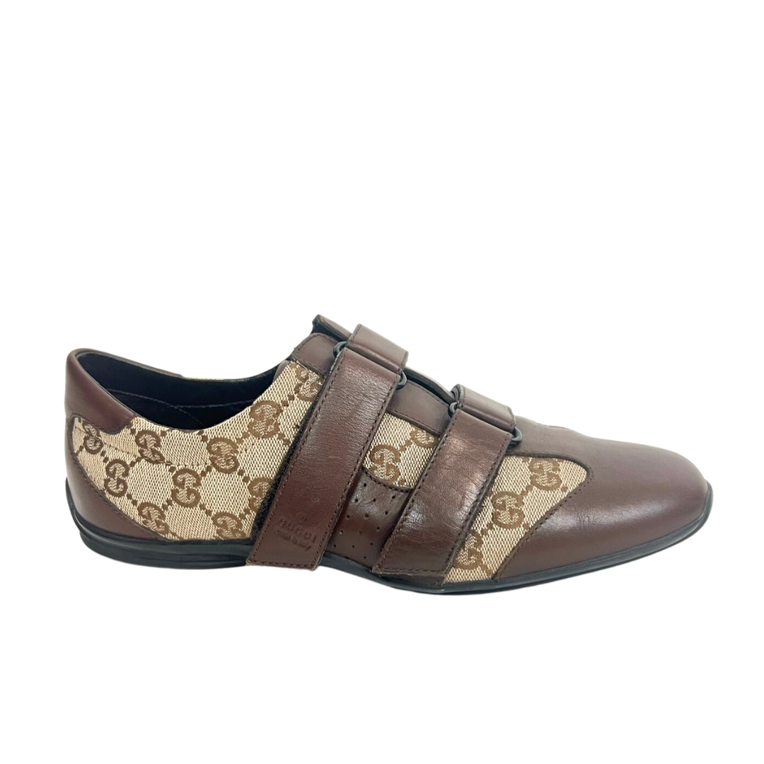 Scarpa sneakers in tessuto con logo beige e inserti in pelle marrone con chiusura a strappo.
