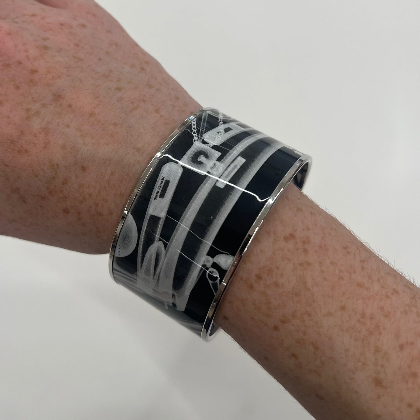 HERMES "Check in" Bracciale rigido largo smaltato
