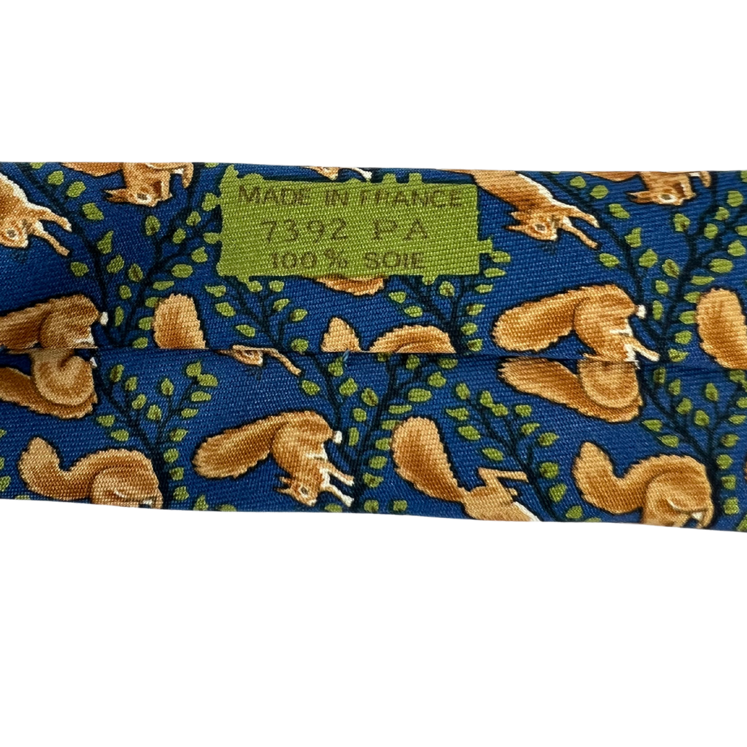 HERMES Cravatta seta blu con disegni scoiattoli