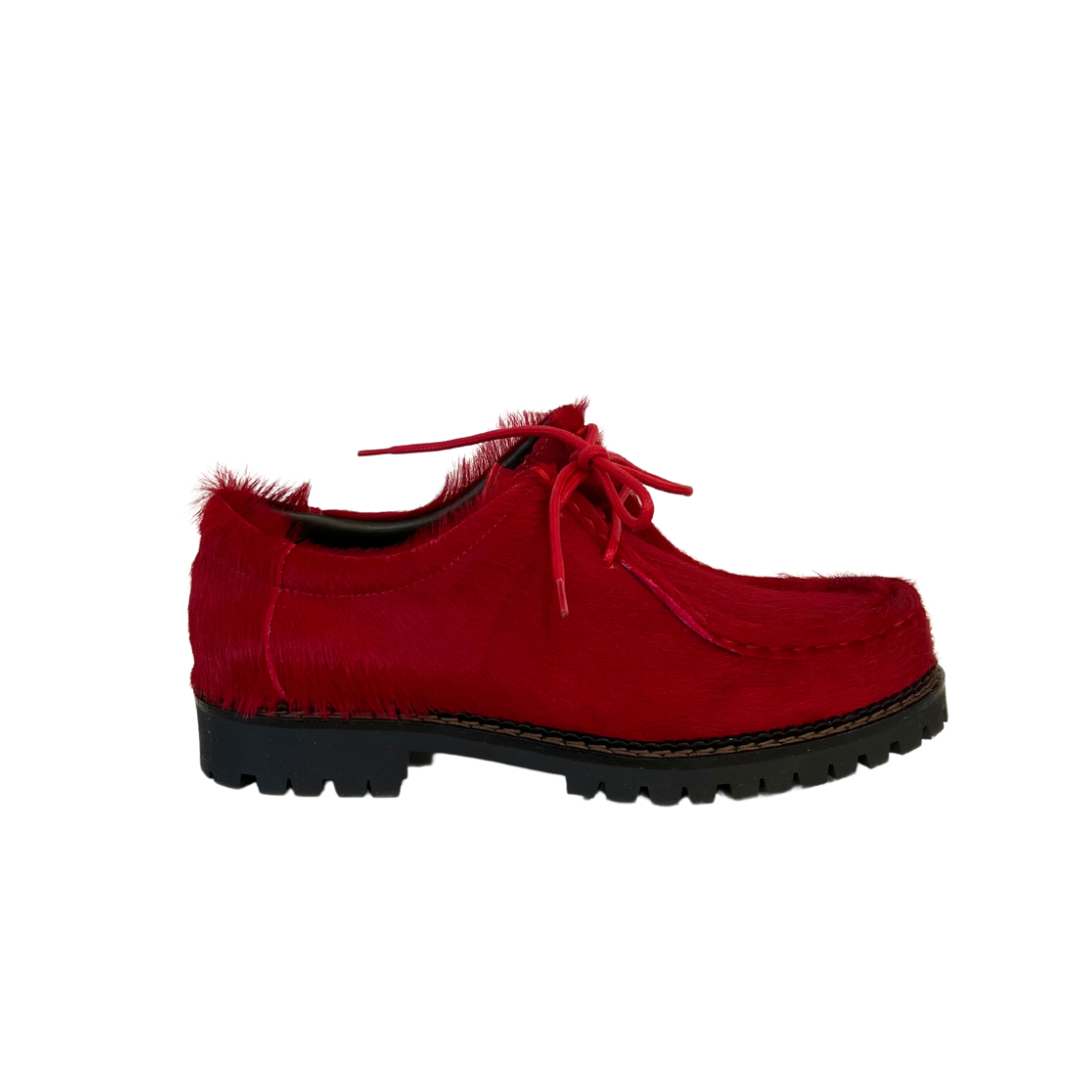 Scarpa stringata in cavallino rosso con suola carrarmato nero.