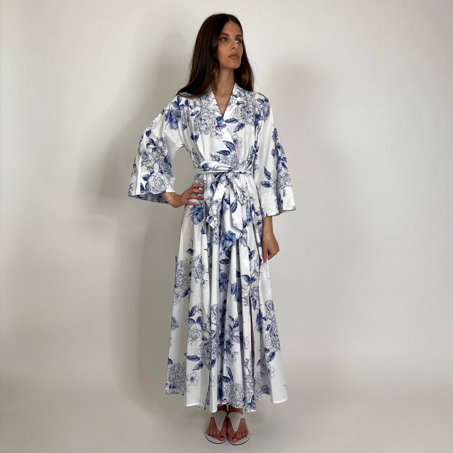LAVI COUTURE Abito Pupa lungo bianco con stampa  fiori blu