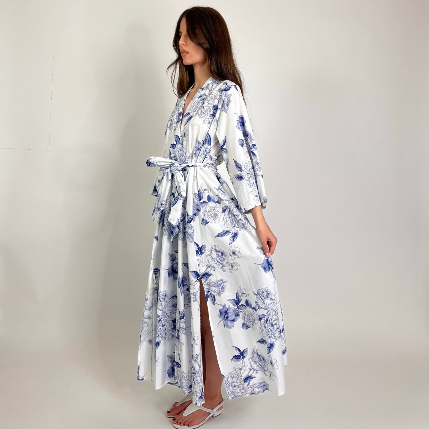 LAVI COUTURE Abito Pupa lungo bianco con stampa  fiori blu