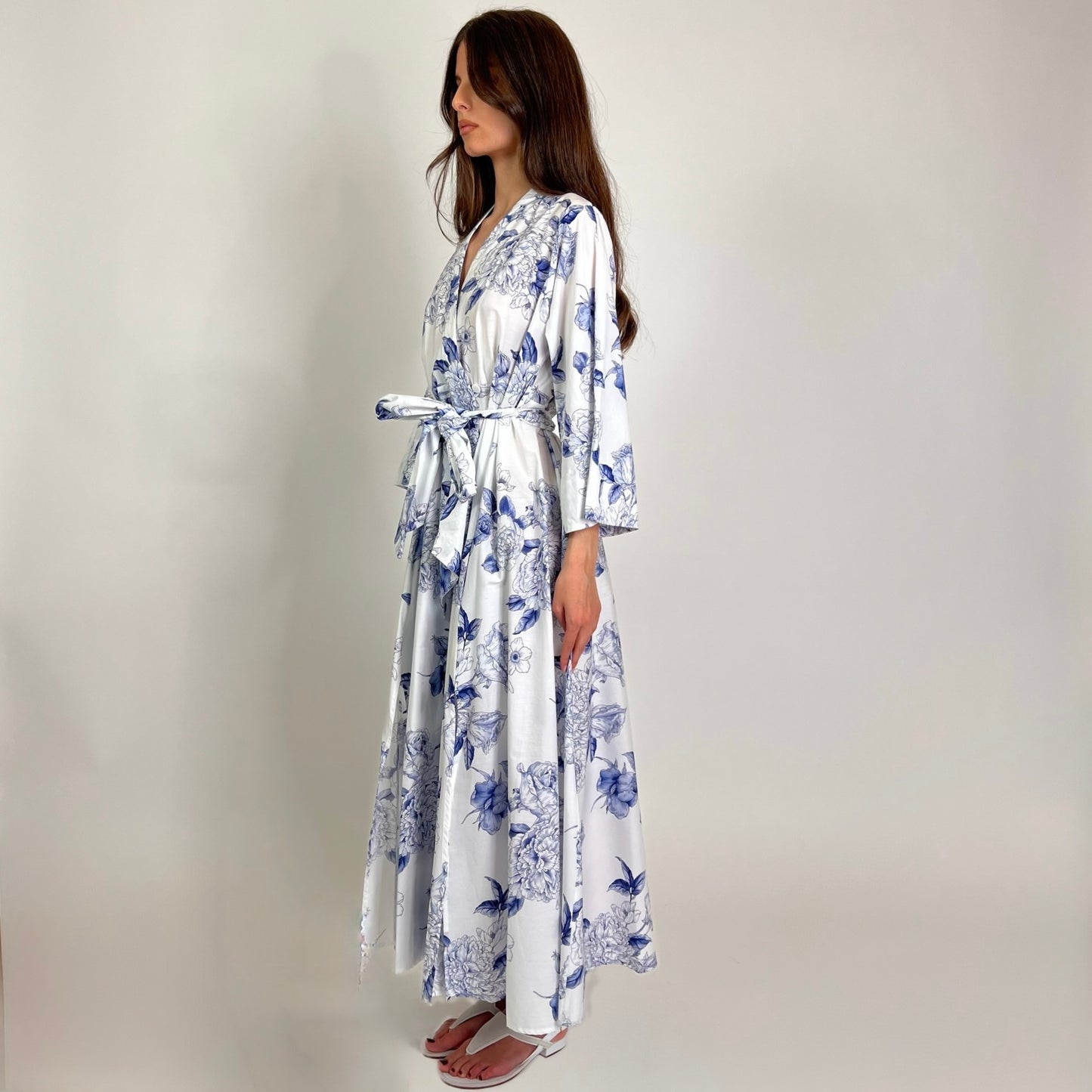 LAVI COUTURE Abito Pupa lungo bianco con stampa  fiori blu