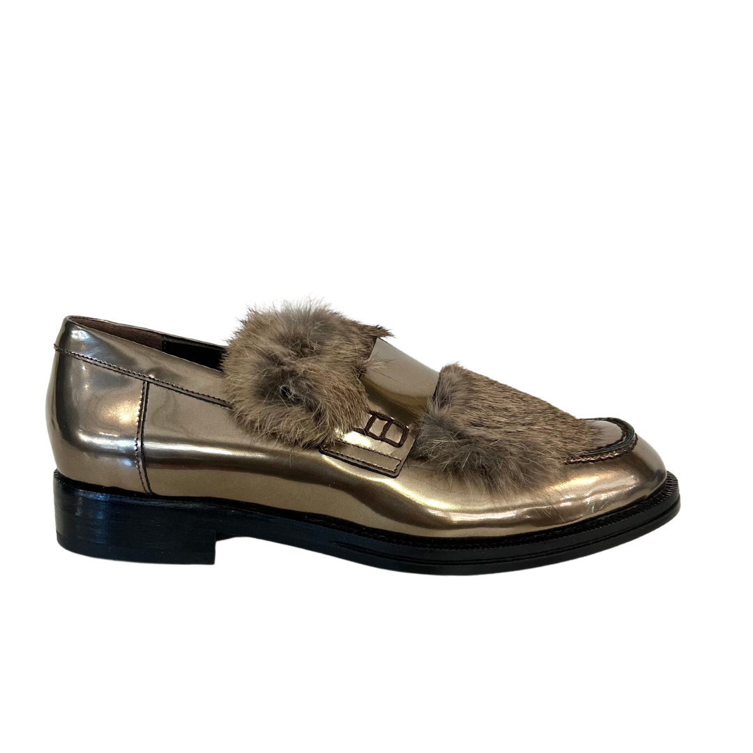Scarpa mocassino in pelle metallizzato color taupe con inserto in lapin.
