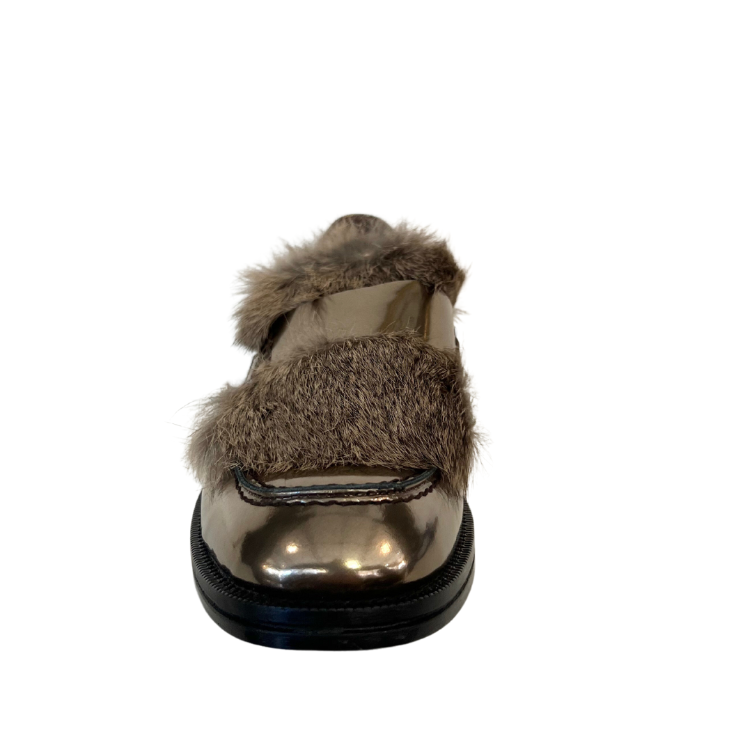 Scarpa mocassino in pelle metallizzato color taupe con inserto in lapin.