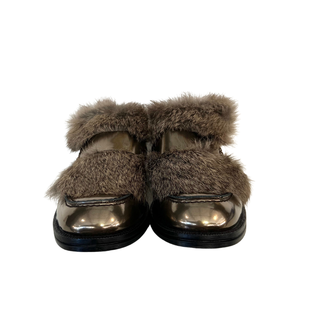 Scarpa mocassino in pelle metallizzato color taupe con inserto in lapin.