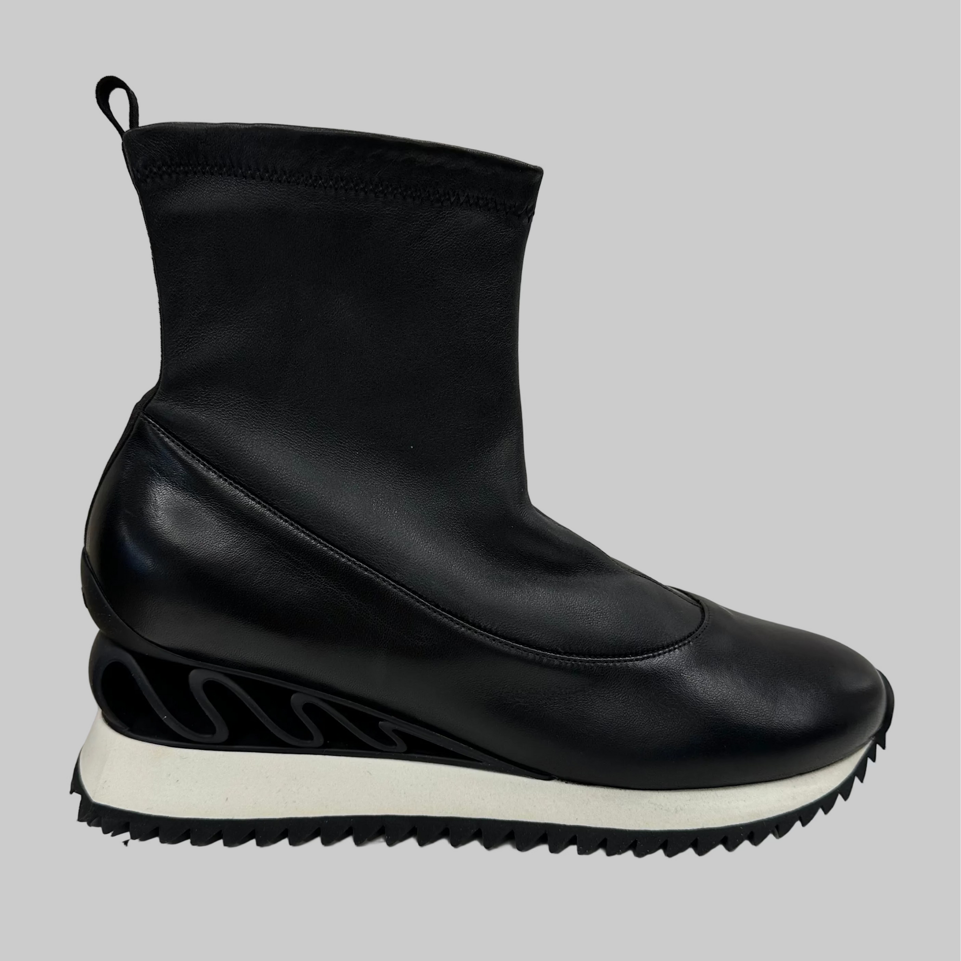 LE SILLA Scarpa stivaletto "Wave" in pelle nappa nera con suola bianca 