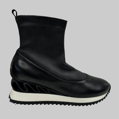 LE SILLA Scarpa stivaletto "Wave" in pelle nappa nera con suola bianca 