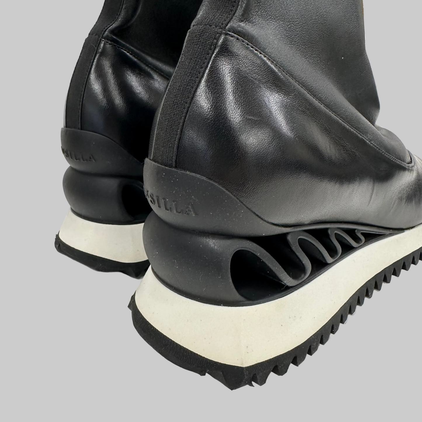 LE SILLA Scarpa stivaletto "Wave" in pelle nappa nera con suola bianca 
