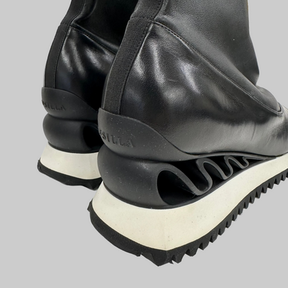 LE SILLA Scarpa stivaletto "Wave" in pelle nappa nera con suola bianca 