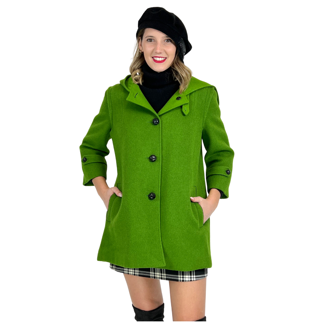Cappotto verde prato modello Loden e bottoni neri con cappuccio e profili in pelle Merinos.