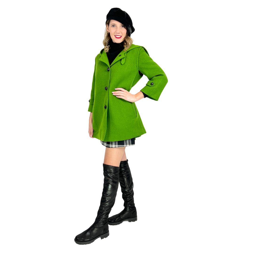 Cappotto verde prato modello Loden e bottoni neri con cappuccio e profili in pelle Merinos.