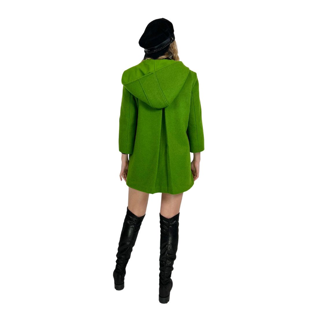 Cappotto verde prato modello Loden e bottoni neri con cappuccio e profili in pelle Merinos.
