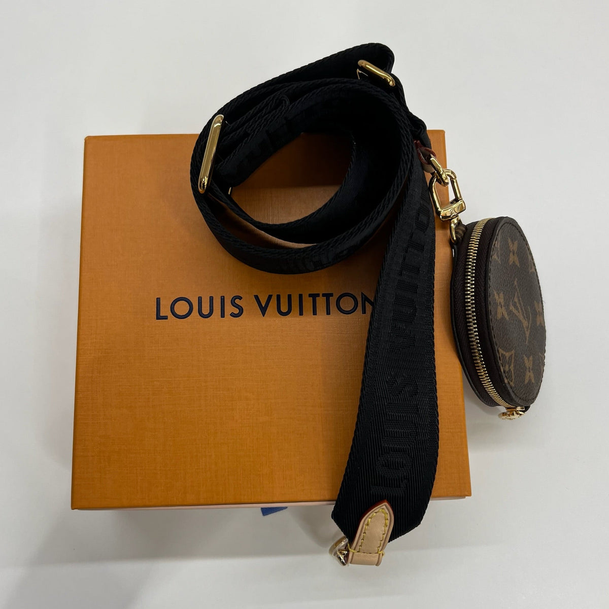LOUIS VUITTON Bandulière in tessuto nera con porta monete rotondo monogram