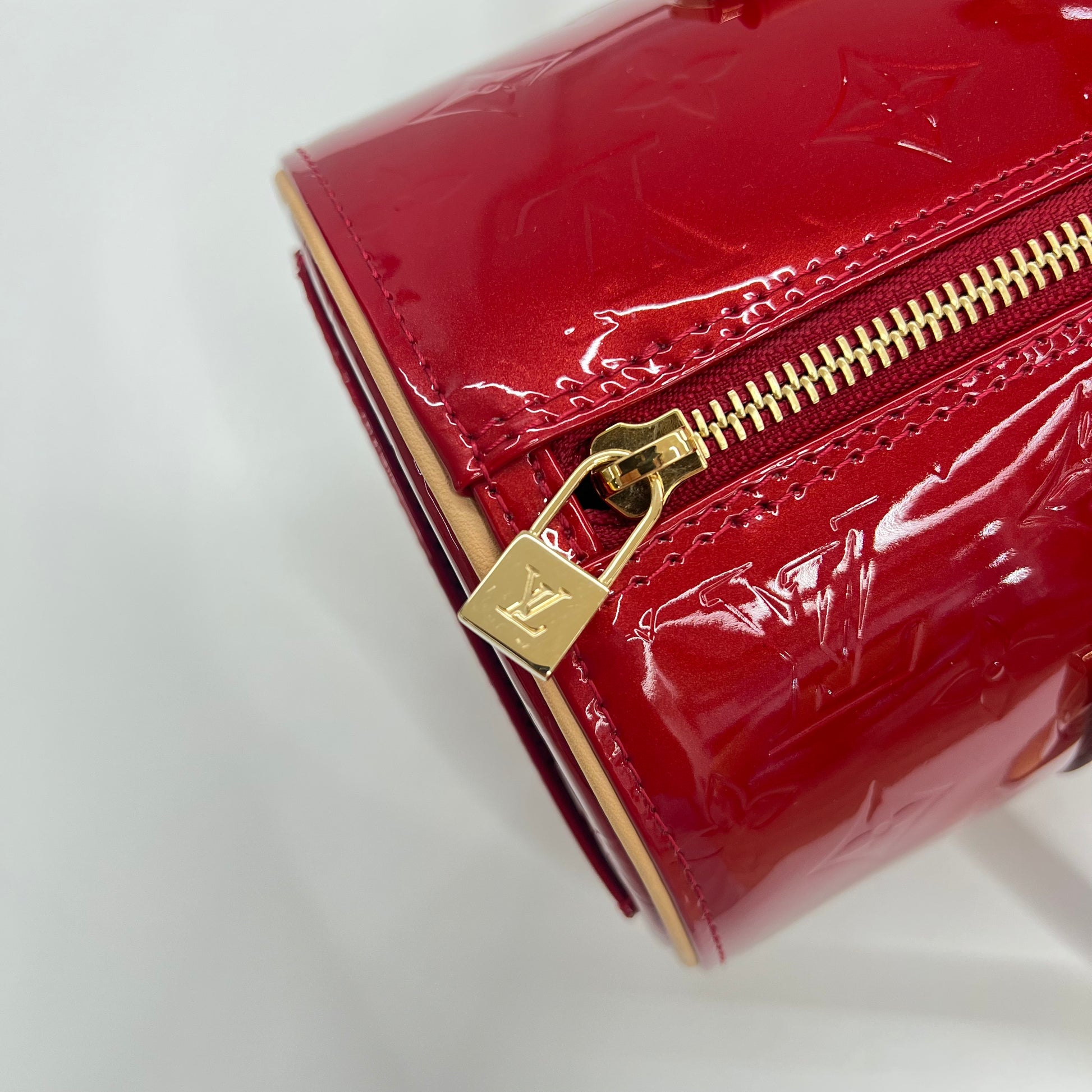 LOUIS VUITTON Borsa "Papillon" in vernice rossa