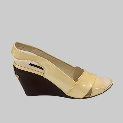 LOUIS VUITTON Sandalo zeppa in vernice burro
