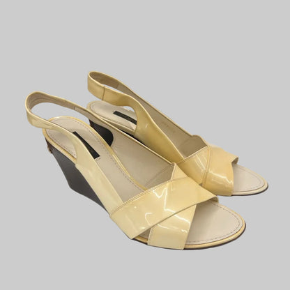 LOUIS VUITTON Sandalo zeppa in vernice burro