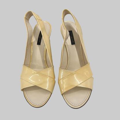 LOUIS VUITTON Sandalo zeppa in vernice burro