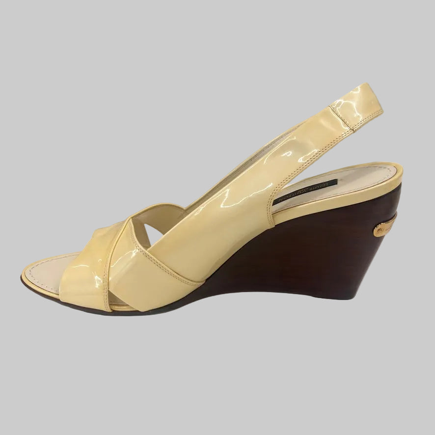 LOUIS VUITTON Sandalo zeppa in vernice burro