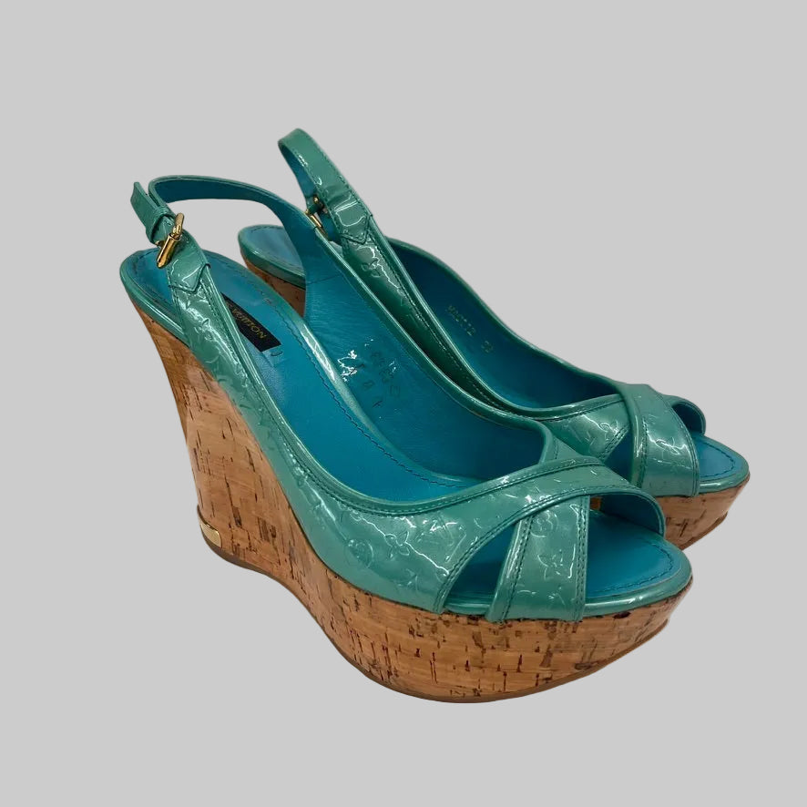 LOUIS VUITTON Sandalo zeppa in vernice emprimè verde acqua 