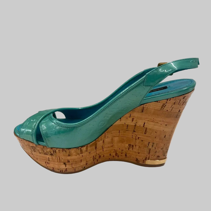  LOUIS VUITTON Sandalo zeppa in vernice emprimè verde acqua 