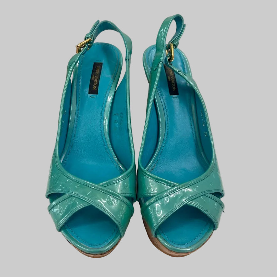 LOUIS VUITTON Sandalo zeppa in vernice emprimè verde acqua 