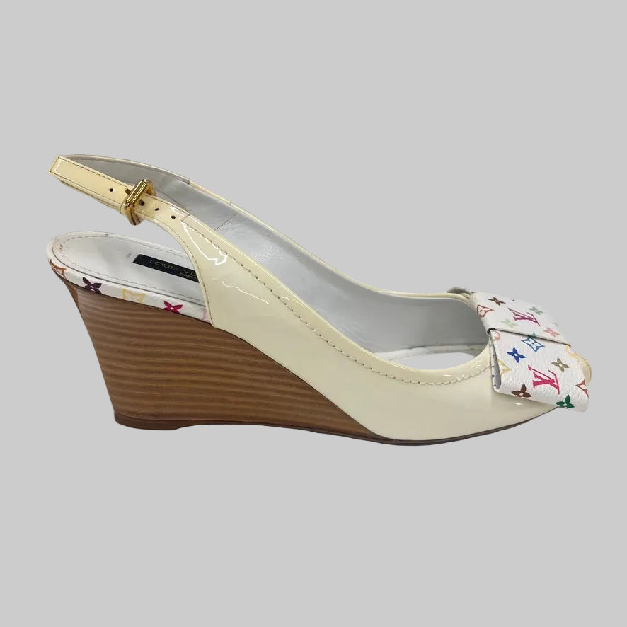 LOUIS VUITTON Sandalo zeppa in vernice panna e fiocco monogram multicolor